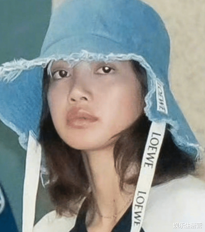 曝Lisa疯马秀彩排照,素颜被指大嘴猴普女,粉丝用辣条甩她的脸