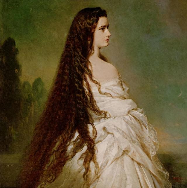 茜茜公主的疯狂美容:束腰到40.5厘米,脸敷带血牛肉,橄榄油泡澡