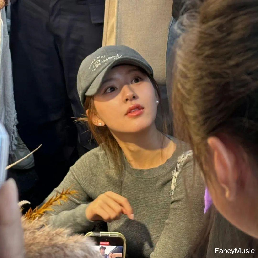 两位女明星现身乌镇，周冬雨被嘲普通，赵露思身高暴露缺点！