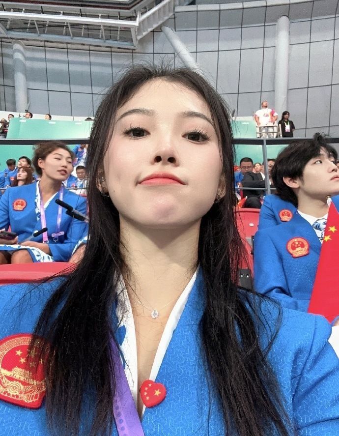 吴艳妮生图曝光,身材魁梧壮实,动作粗鲁,戴钻石项链相当奢华