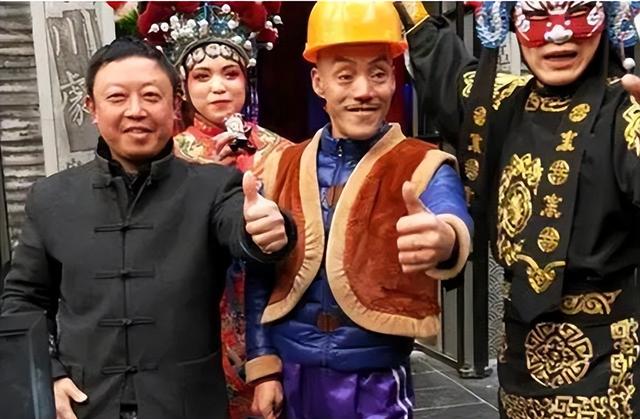 曾因长得丑被妻子嫌弃，后因熊出没而成名，今住别墅娶小20岁娇妻