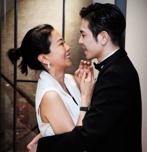 萧敬腾恩爱秀不停,与林有慧海边度假甜蜜相依,17次表白妻子超爱