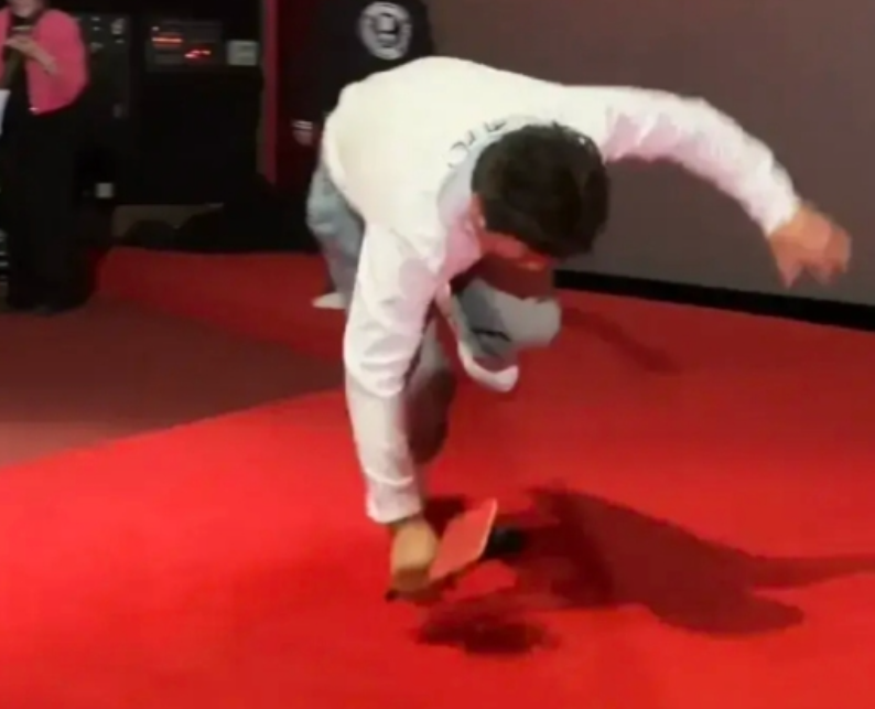 49岁黄渤在重庆腿软失足摔倒！五体投地显狼狈，却一句话化解尴尬