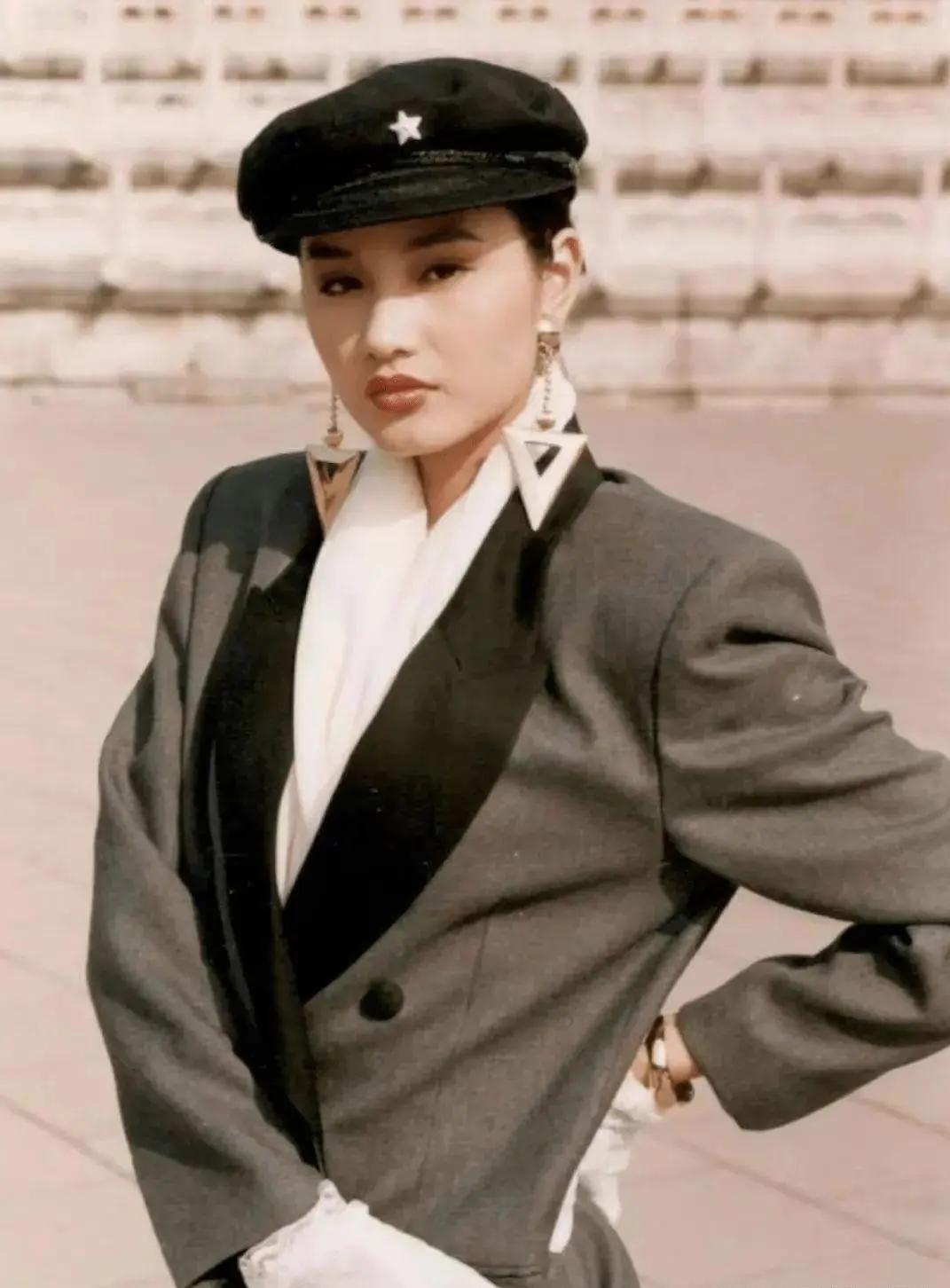 “吊打”罗中旭，爱过李亚鹏，苦恋张亚东，52岁的她依旧相信爱情