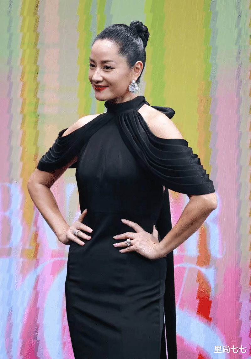 鱼尾裙 瞿颖这是瘦了多少，穿鱼尾裙肚子像生过娃，面部回春但发际线抢眼