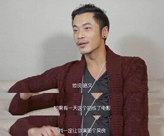 他出道18年不温不火,父亲是《新闻联播》主播,母亲是央视主播