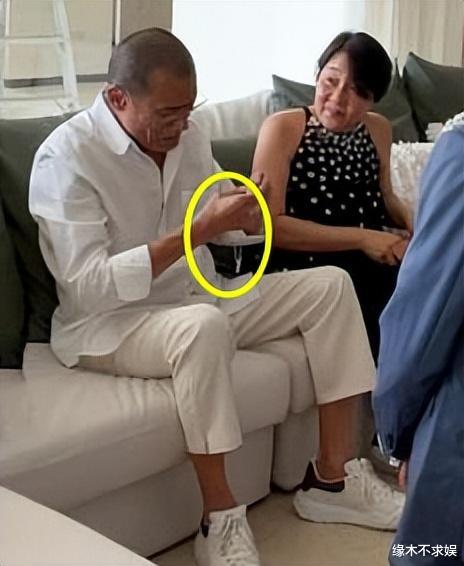 梁家辉再送女儿出嫁,江嘉年罕见盛装亮相,外籍女婿又高又帅!