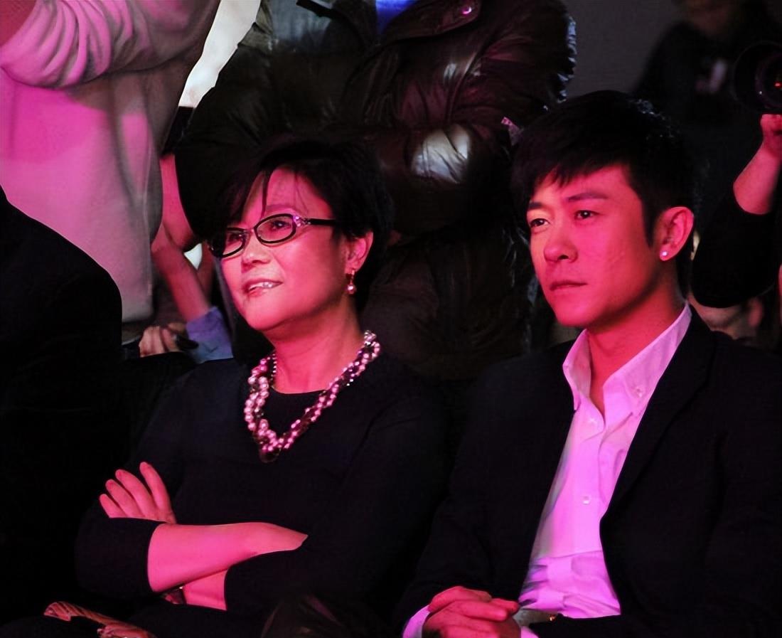 亲妈是制片人，干妈是导演，20年都捧不红他，却在娶妻改名后火了起来