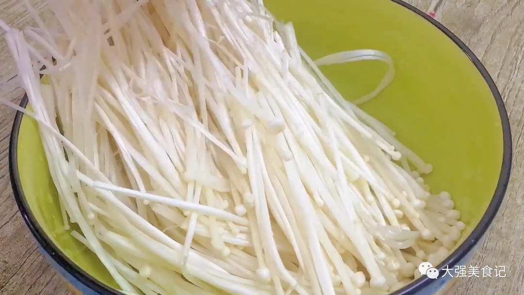金針菇|“想要身體好，菌菇是個(gè)寶”，秋天寧可少吃肉，也要多吃這3種菌