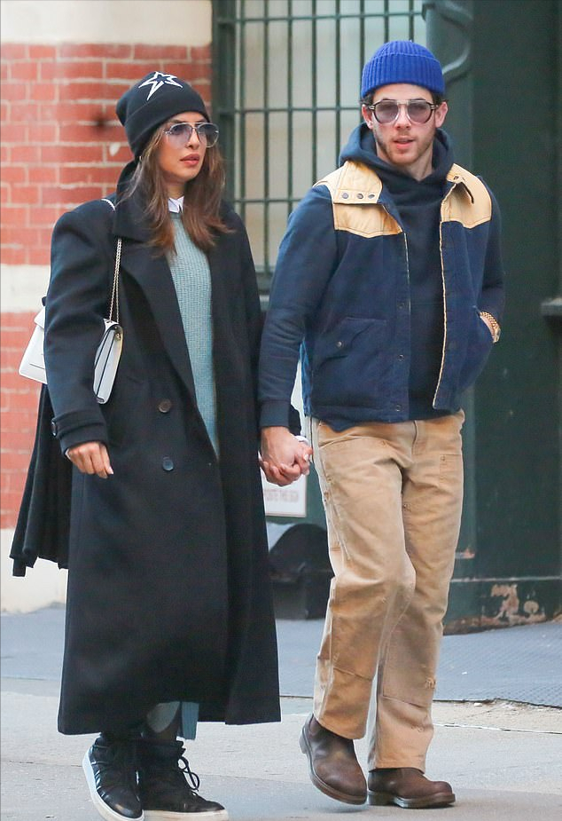 印度国宝级巨星和鲜肉老公约会!红裙超美,和小10岁老公甜得很