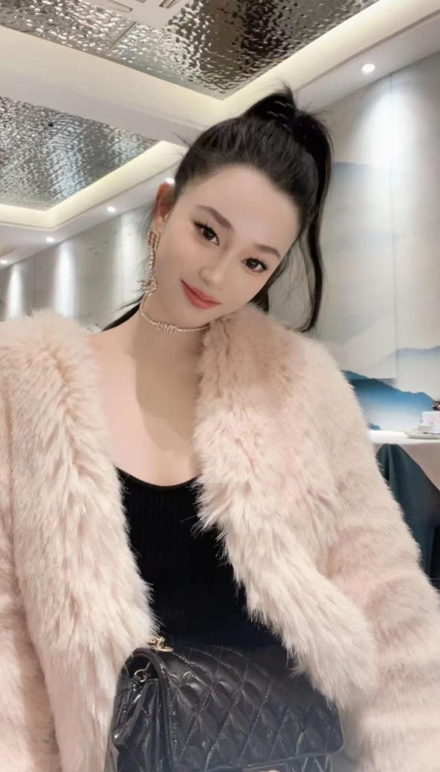 小美人鱼|54岁吴秀波现身英国,满头白发大腹便便,陈昱霖满身奢侈品