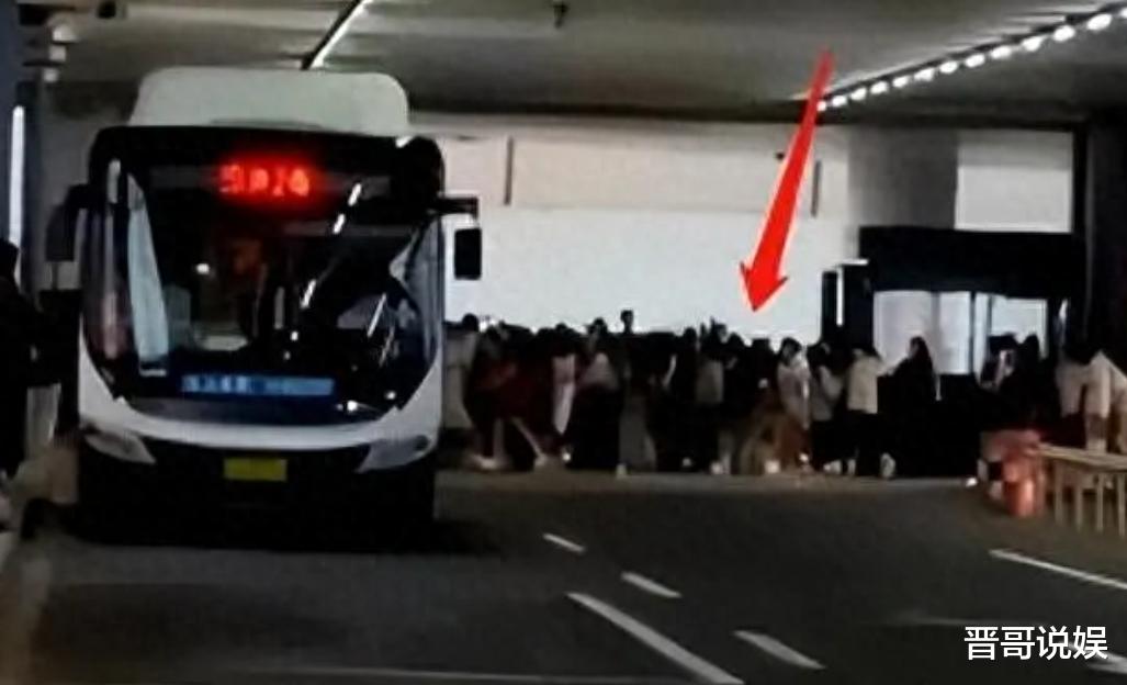 李易峰消失300多天后首露面，身穿卫衣仅3500元，流泪向粉丝鞠躬