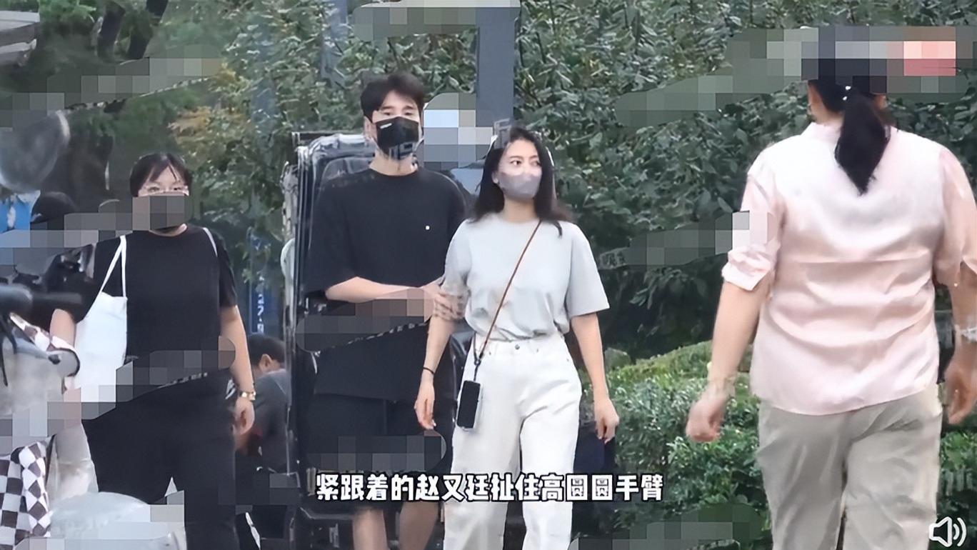 高圆圆赵又廷再合体接娃，拉手挽臂超黏糊，4岁女儿抱爸爸不撒手