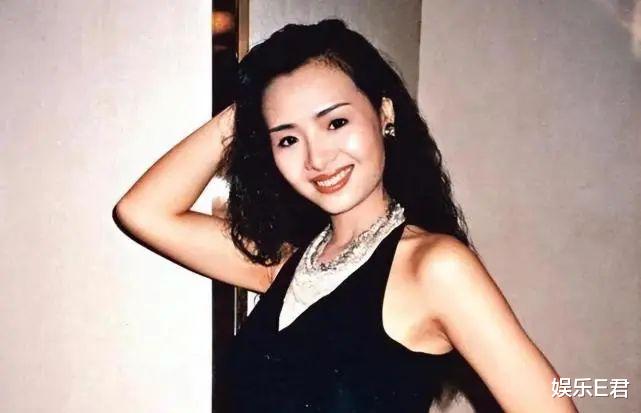 57岁叶子楣久休复出，瘦骨嶙峋身材依旧火辣，不断向客人鞠躬致谢