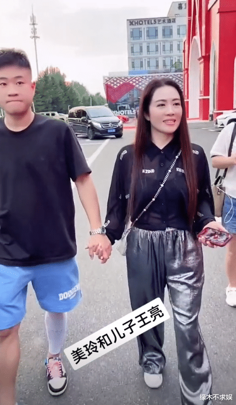 “刘能”儿子婚后首露面，腿受伤还贴心搀孕妻，和亲妈互动引争议