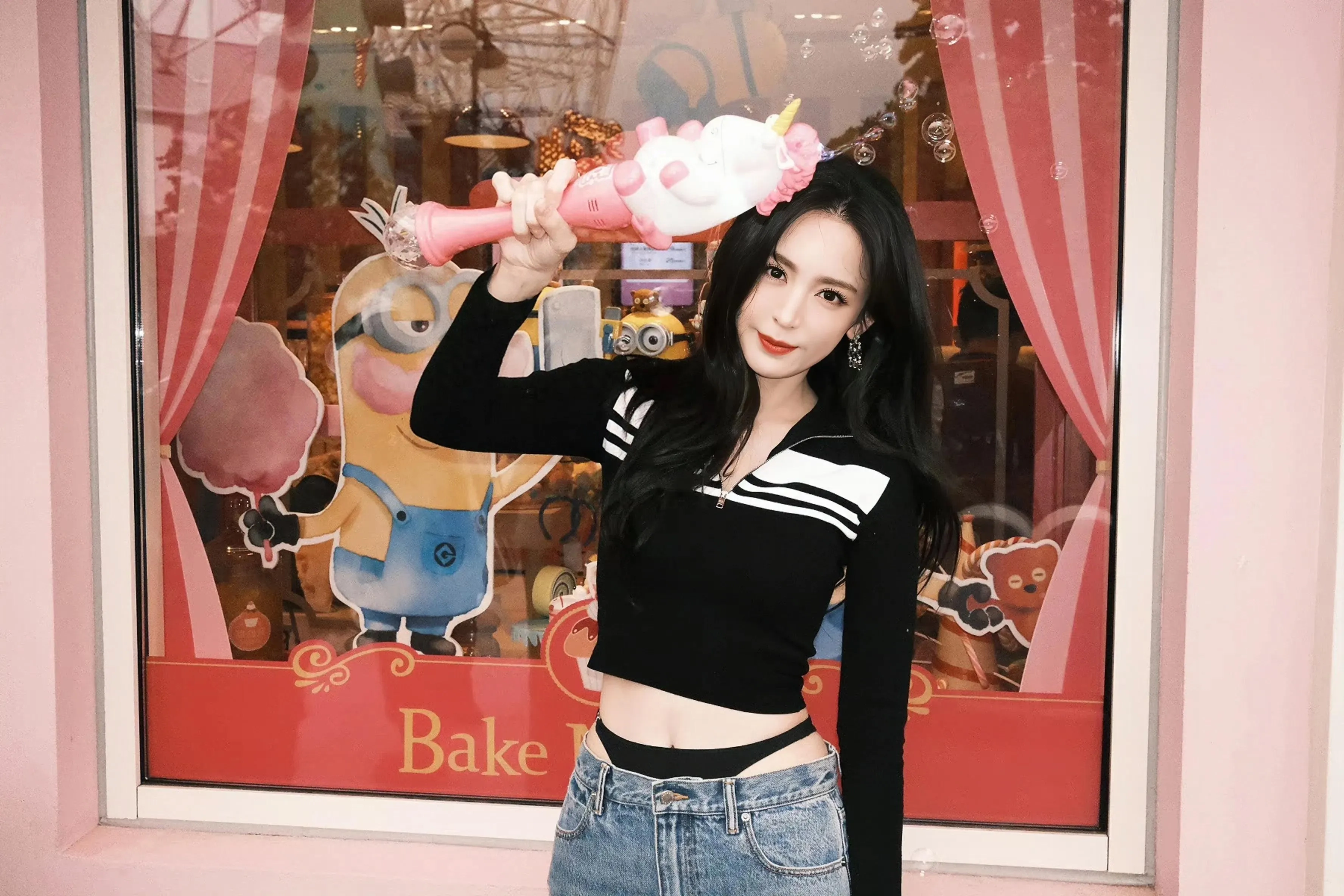 古力娜扎身穿紧身瑜伽服,与徐冬冬差了八个档次