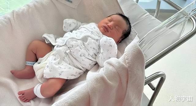 她样貌甜美观众缘佳,是香港网络界关键意见领袖,早年苦嫁富二代