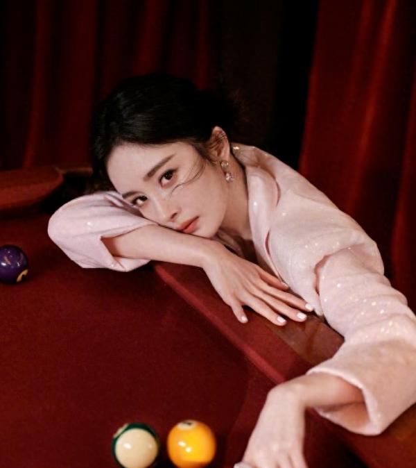 杨幂摇身一变成为九球女王，火辣性感身材，犀利目光，气场逼人