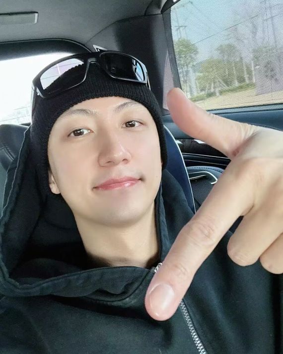 黄景瑜|黄景瑜空降粉丝超话,调侃王鹤棣登上热搜,故意卖腐惹争议