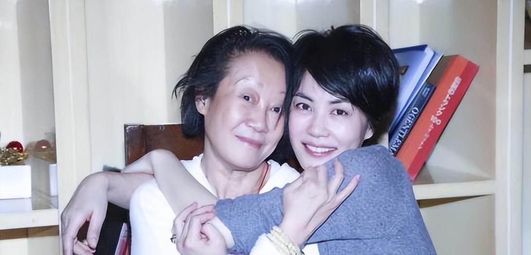 巴黎时装周|猝不及防上热搜，退圈多年的王菲为什么这么火