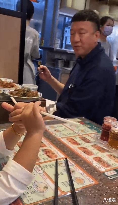 孙红雷夫妇香港被偶遇,俩人点五个菜超丰盛,与邻桌萌娃亲和互动