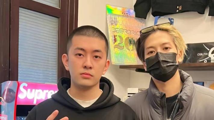 张亮和前妻带儿子逛买手店，15岁天天酷似李宇春，手指状态获好评