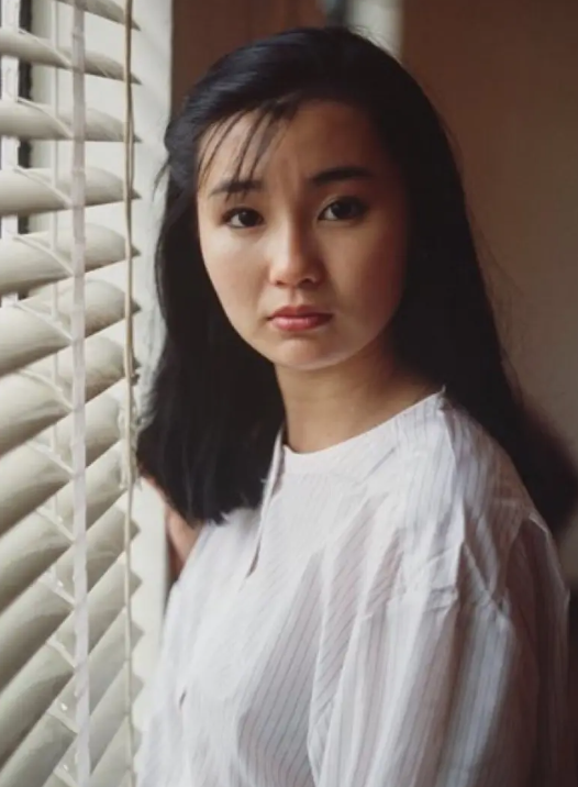 张曼玉被曝移居英国,身材消瘦现身奢侈品店,拒绝合影但主动握手