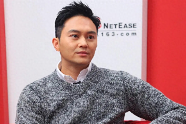 有一种“反噬”叫张智霖，52岁头发花白老人斑明显，善恶报应已到