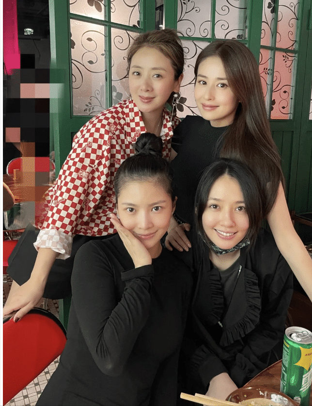 陈妍希颖儿带娃同游迪士尼,小星星睫毛又长又密,小月亮很像付辛博