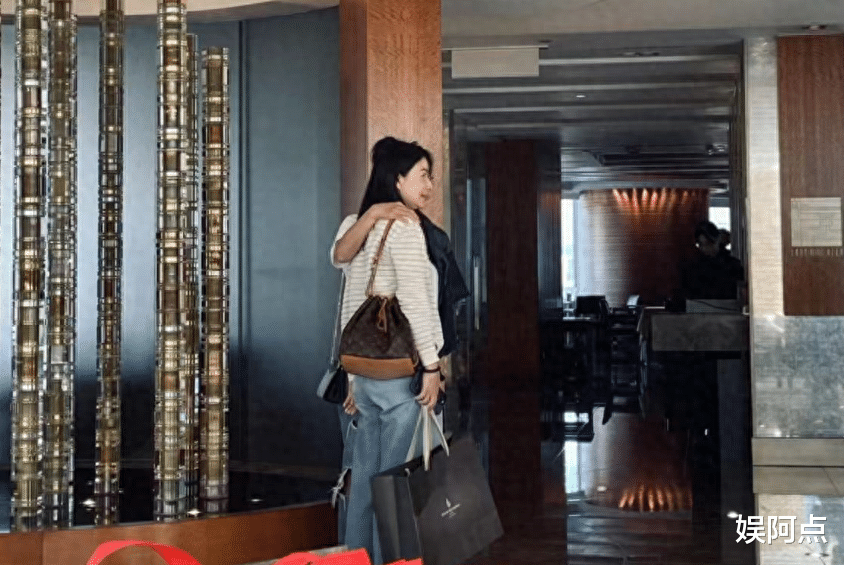 郭晶晶忙完亚运返港参加婚宴，拎奢侈品包包显贵气！和友人聊不停