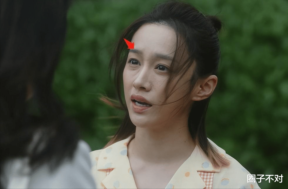 天呐！“硅胶脸”的风都刮进央视了，这次连热依扎都跟着摔了跟头