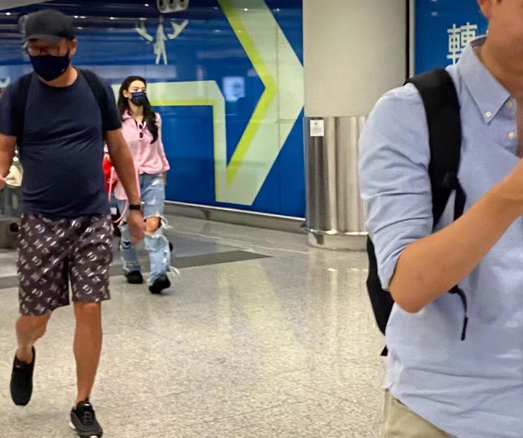 张柏芝香港机场被偶遇，工作人员凶粉丝惹争议！穿破洞裤太惹眼