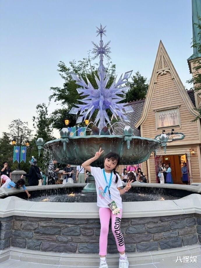 熊黛林全家出游,意外曝光真实身材,俩女儿颜值差异大不像双胞胎