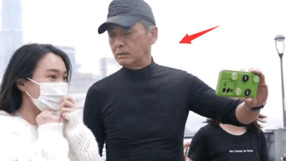 周润发与路人合影，镜头前后判若两人，遭质疑为何变脸如此之快？