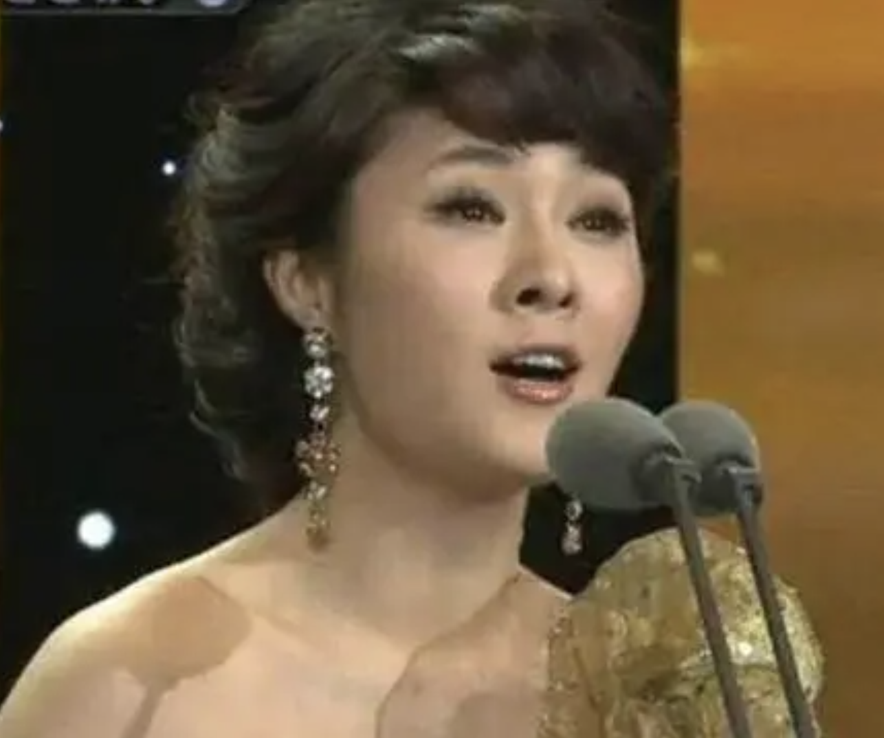 春晚|80后貌美歌唱家：曾登上春晚舞台，却为了名利成为大贪的地下情人