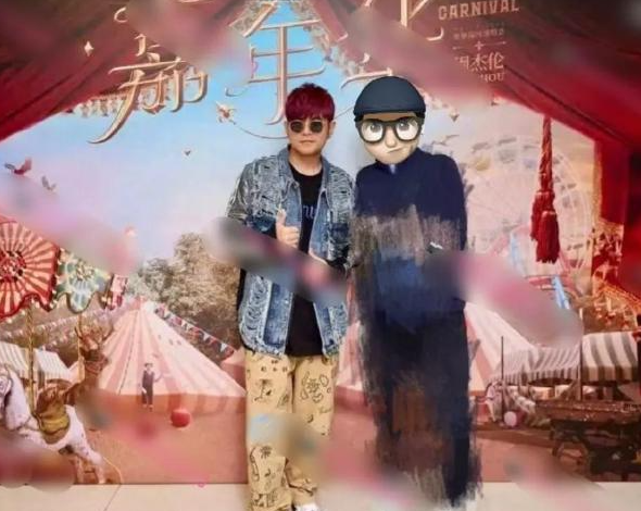 |周杰伦香港开演唱会,港星送英文花篮被骂,只有2人写中文