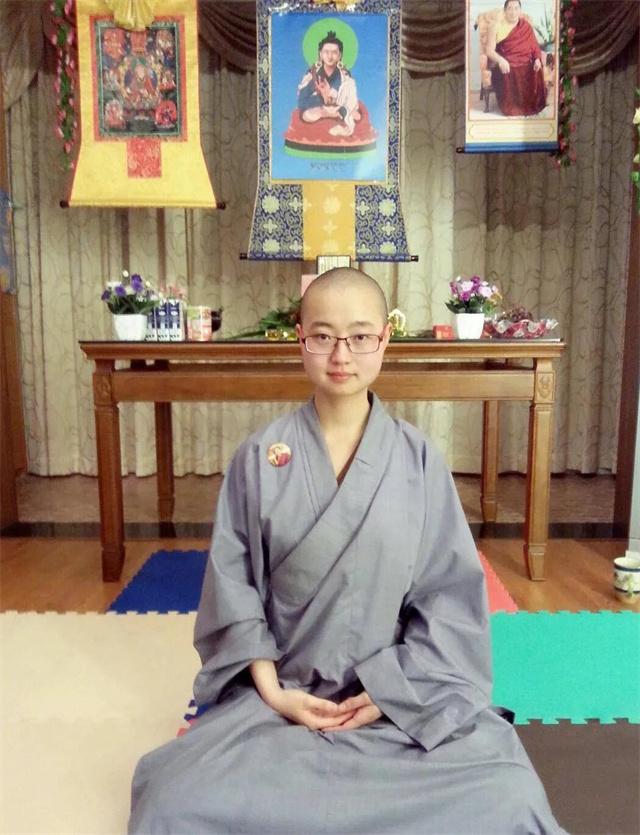 教师|山东女孩马滢:才貌双全,名牌大学毕业,为何不找工作出家当尼姑