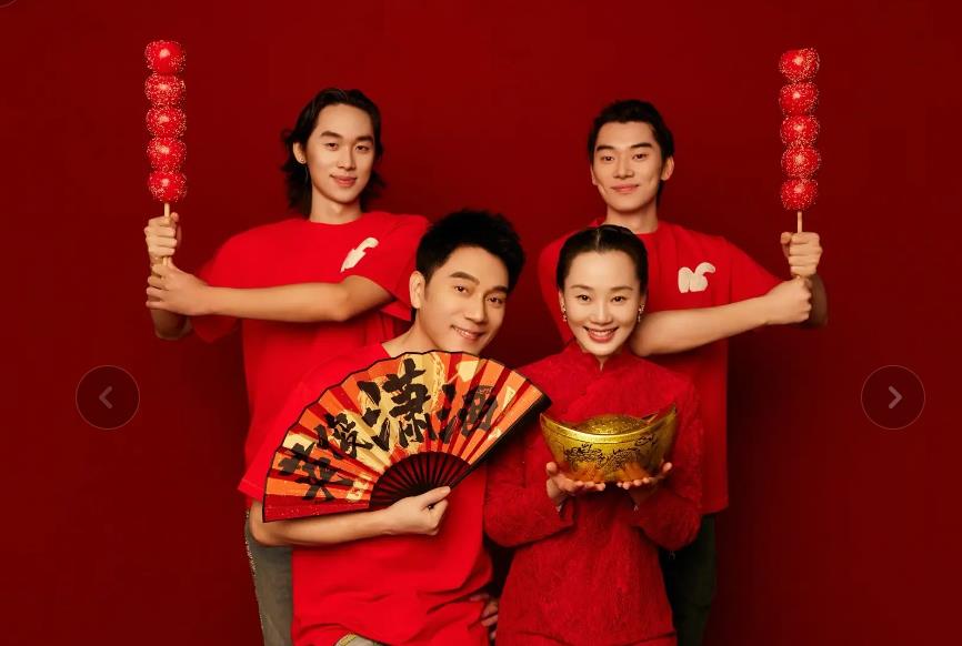 笑喷！林依轮和23岁儿子游上海迪士尼，网友：别合影，对儿子不利