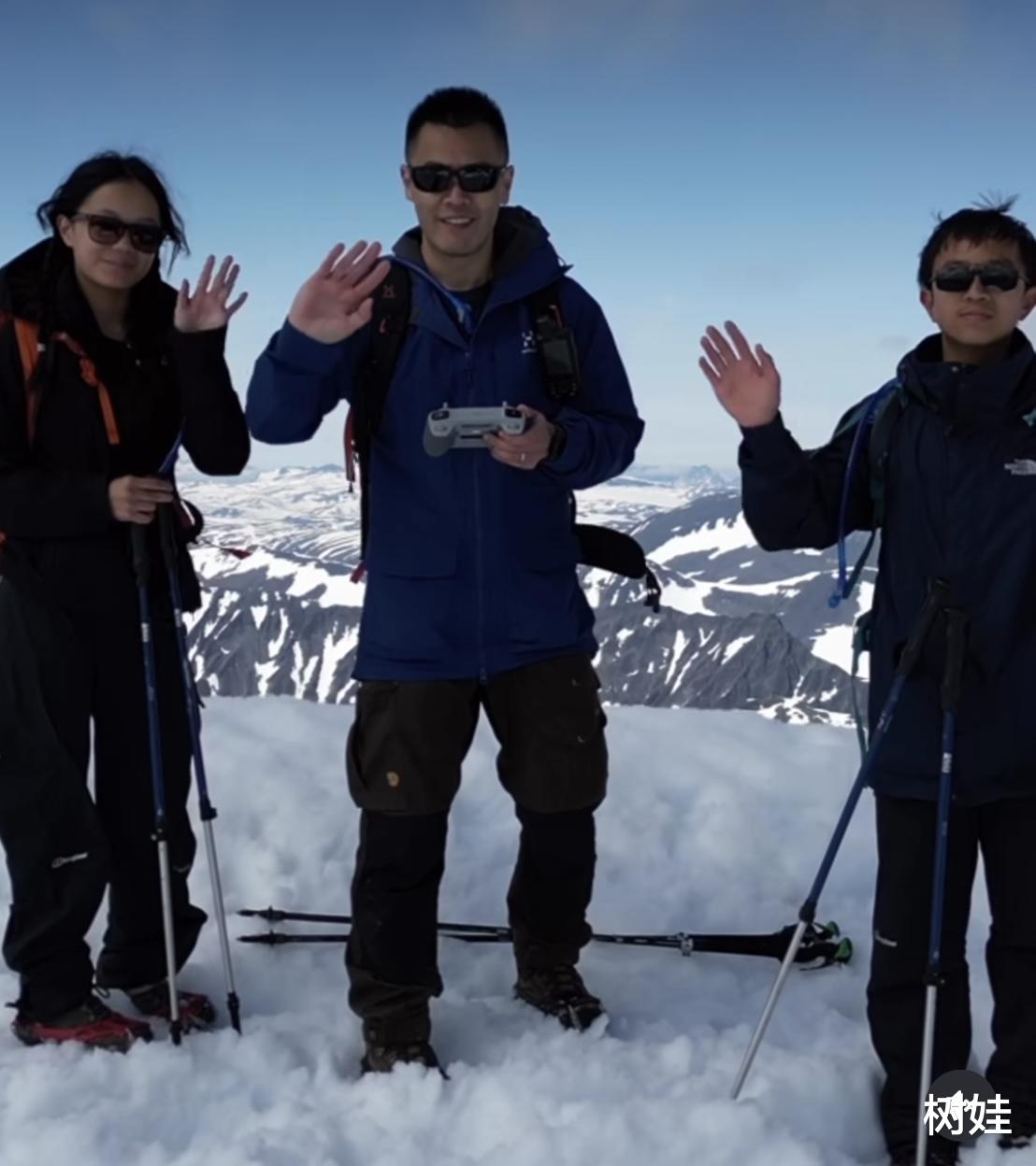刘鸣炜罕晒与15岁龙凤胎合照,三人爬雪山度假,俩孩子长相像父亲