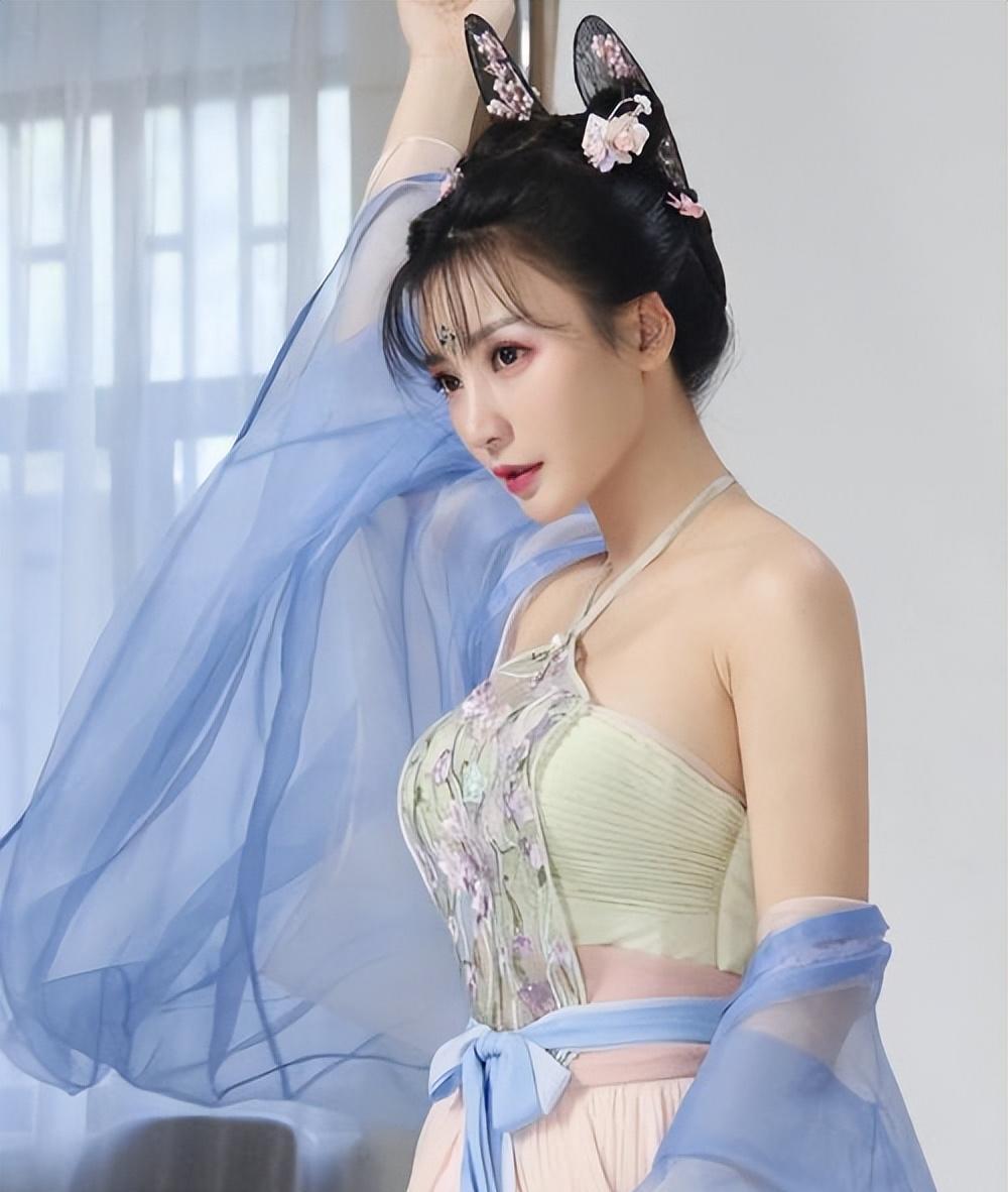 光腚出镜下衣消失术,床单走红毯,70岁装少女,这些女星为博眼球太疯狂!