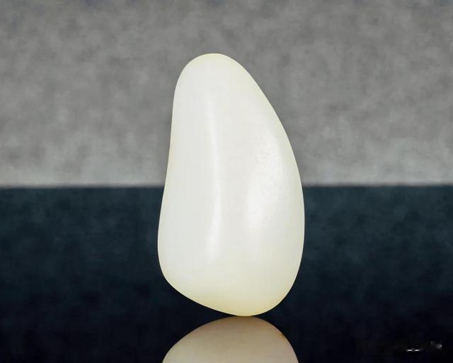 核桃|扶不起的羊脂白玉！和田玉的白玉为什么就是火不起来？