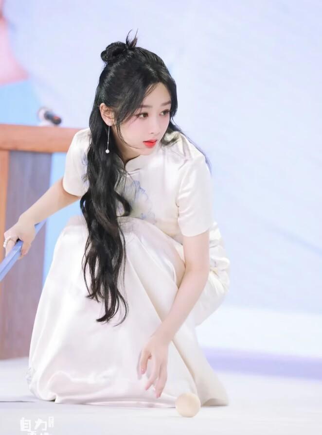 原来杨紫还有这一面！穿上旗袍后，端庄得像是“主持人”