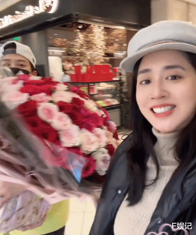 陈晓东|陈晓东为太太庆生单独吃饭享受二人世界 除了送鲜花还有大钻戒