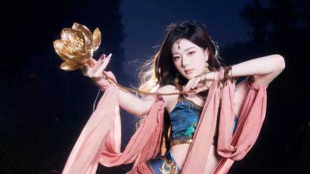 赵露思|赵露思跨年晚会，手持金花的敦煌神女