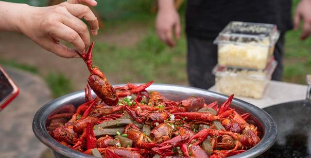 小龙虾|买小龙虾时,选青壳还是红壳?夜市老板告诉你答案,以后别买错了