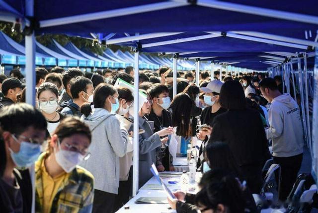 穿衣搭配|下午察：年轻人为了考公有多拼？