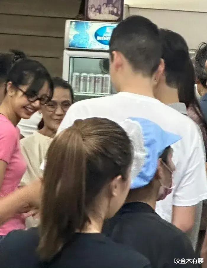 Lias现身泰国餐厅,穿搭朴素低调似路人,心情开朗似不受风波影响