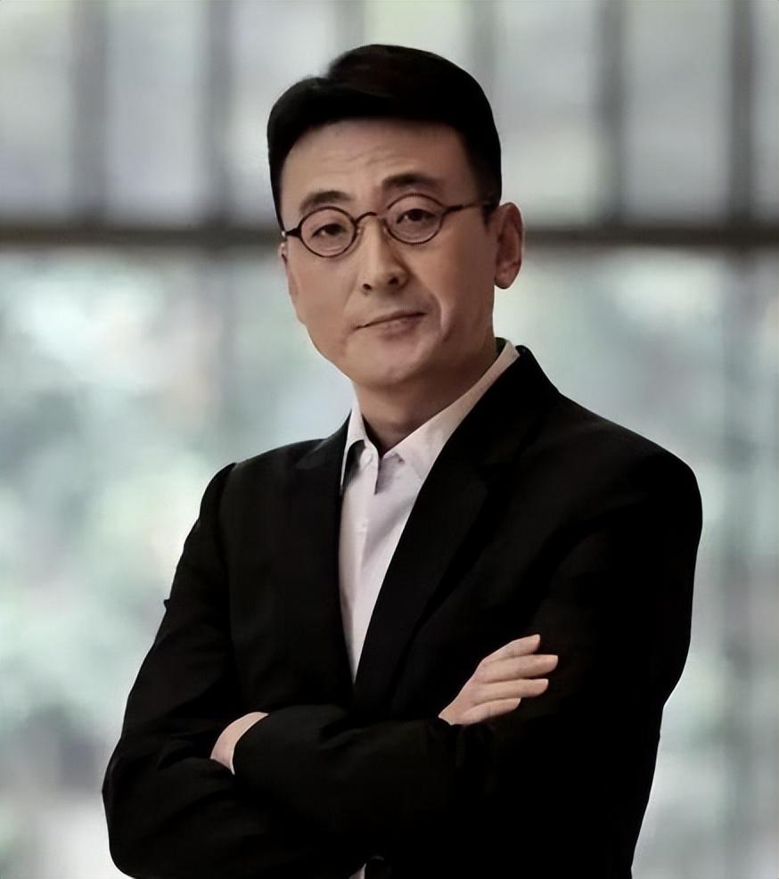 56岁主持人窦文涛:9段恋情至今未婚,他到底在追求什么?