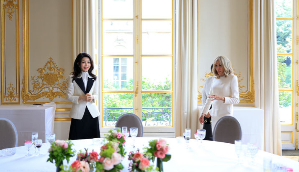 金建希出席法国欢迎宴!一张幼嫩脸人群中白得发光,布丽吉特缺席