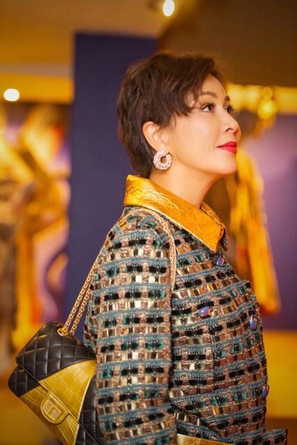 穿衣搭配 有两个变化证明女人变老了：一是头发越剪越短，二是衣服越穿越花